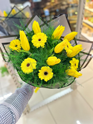 Sarı Lale ve Kır Çiçeği